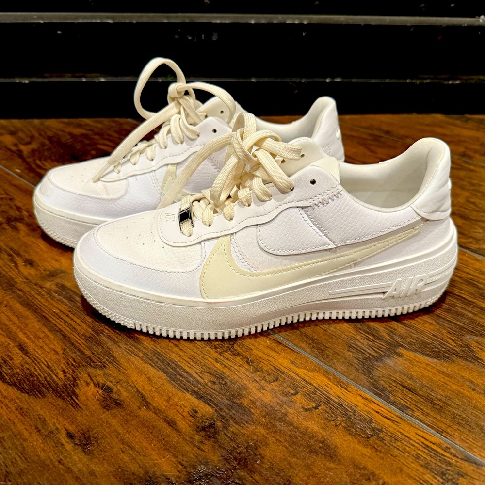 NIKE AFI TENNIS SHOES